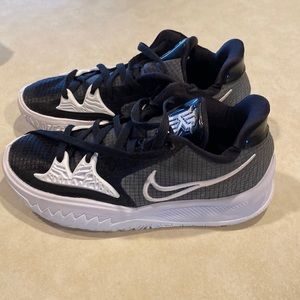 KYRIE LOW 4 BASKETBALL SHOES